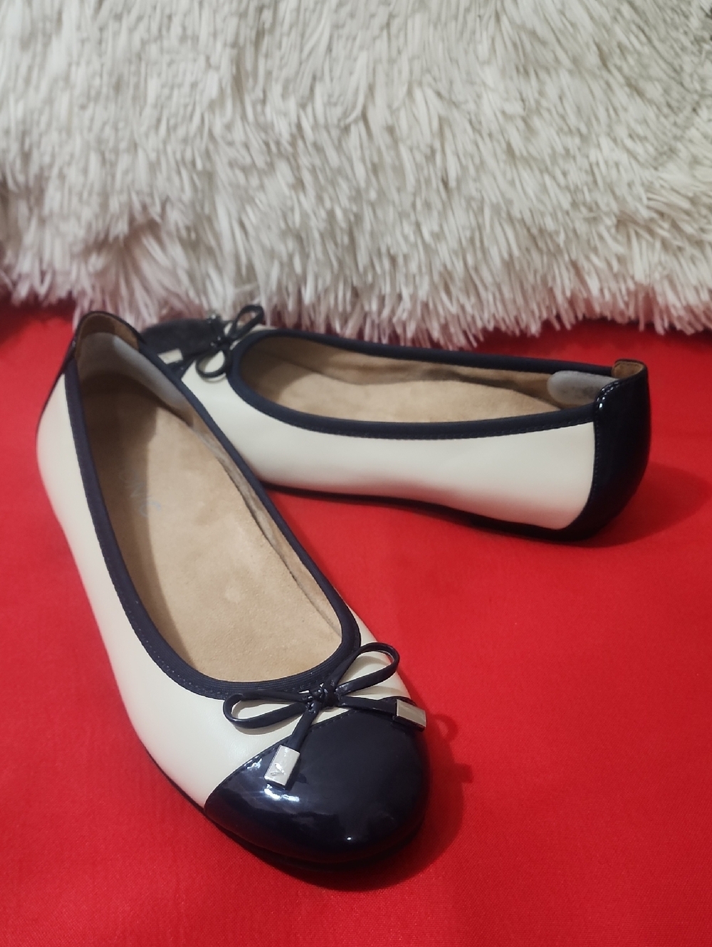 Vionic Mina Two-Tone Bow Cap-Toe Ballet Flat - Black & Cream